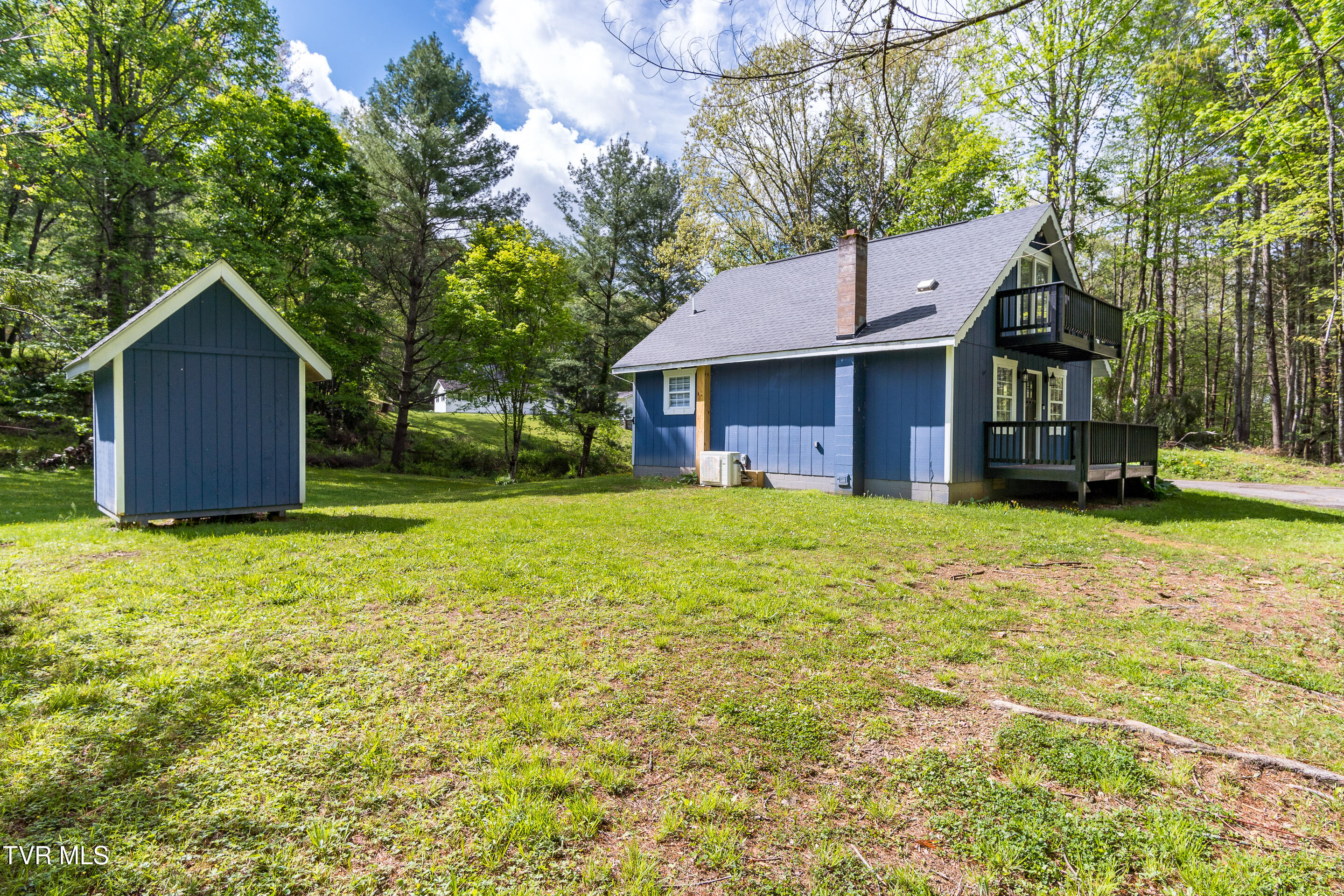 388 Crestwood Drive, Mountain City, Tennessee image 2