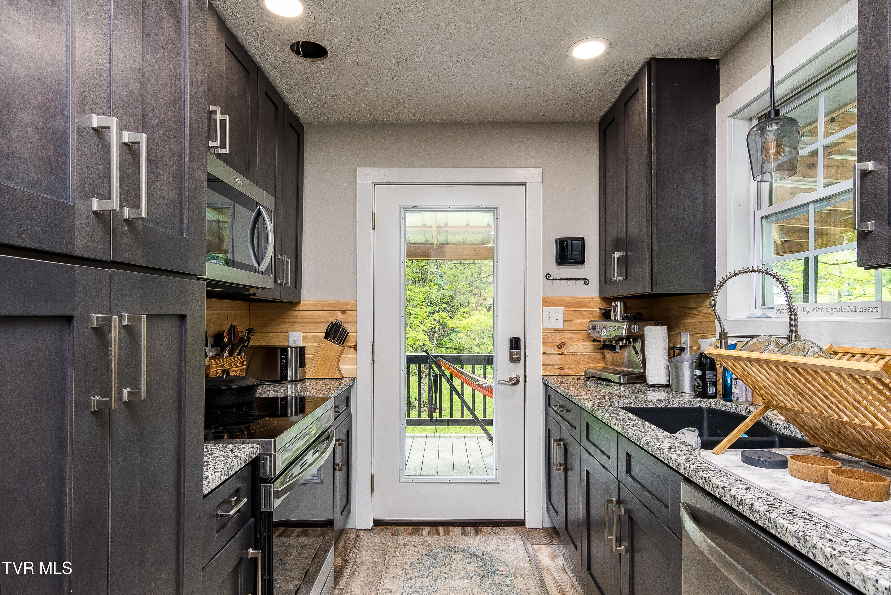 388 Crestwood Drive, Mountain City, Tennessee image 9