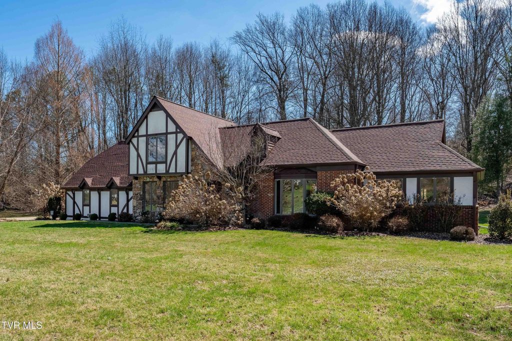 Photo of 746 Quail Hollow Drive, Elizabethton, TN 37643 (MLS # 9993450)