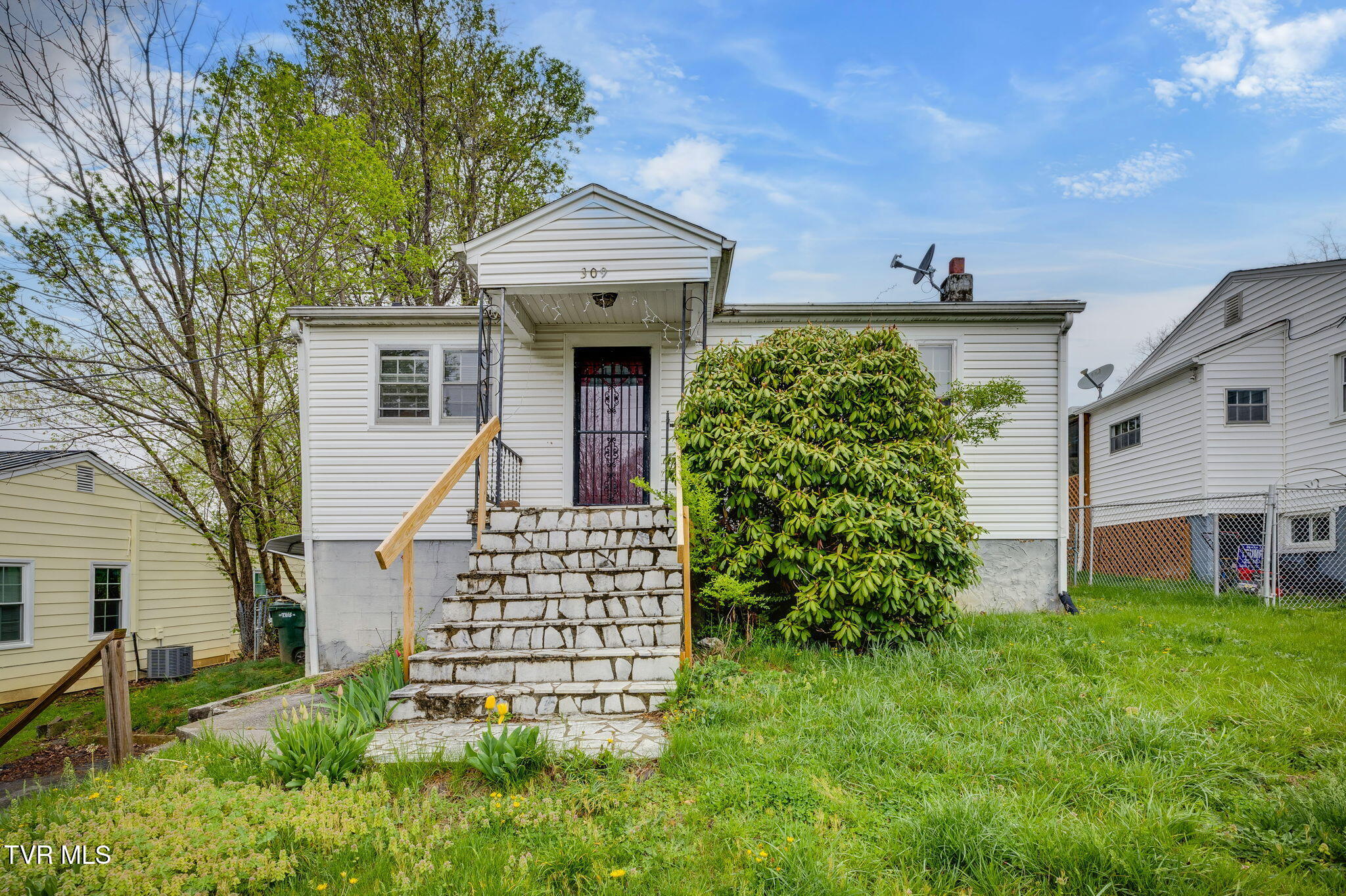 309 Magnolia Drive, Bristol, Virginia image 2