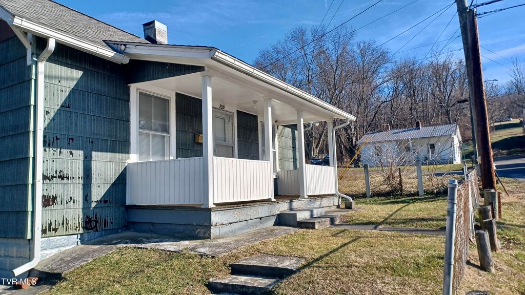 Photo of 209 Madison Street, Bristol, VA 24201 (MLS # 9990436)