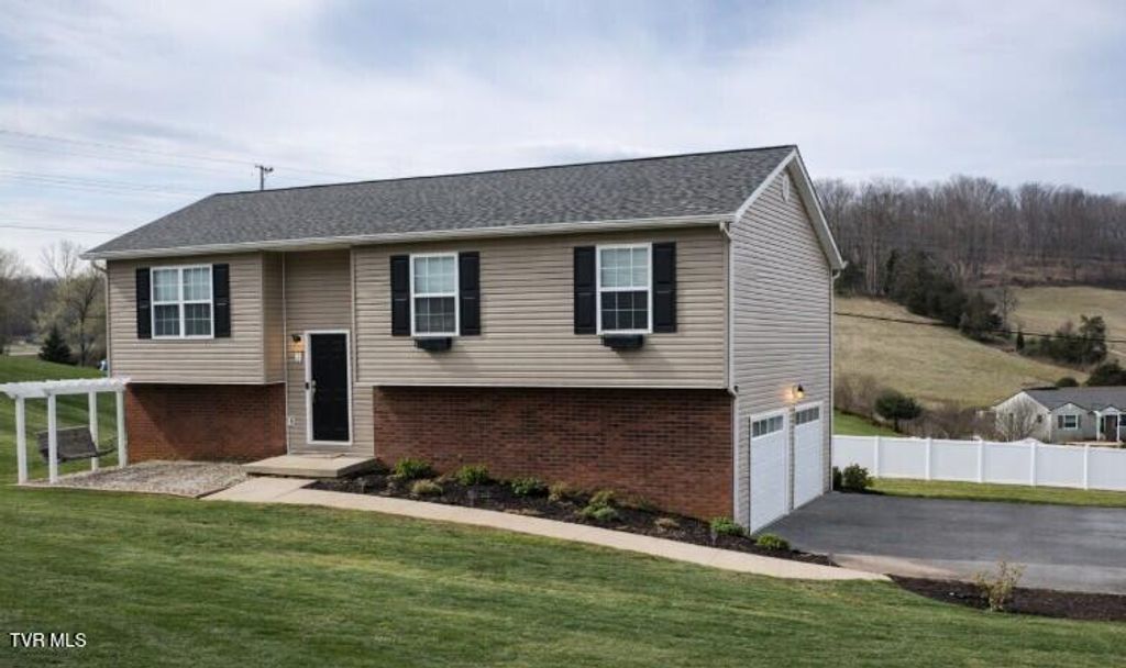 Photo of 408 Fondulac Drive, Kingsport, TN 37663 (MLS # 9992655)