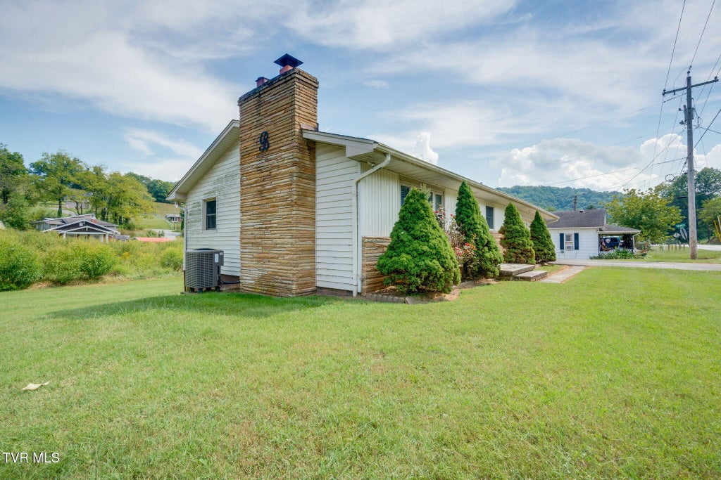Photo of 1284 Bristol Highway, Elizabethton, TN 37643 (MLS # 10001161)