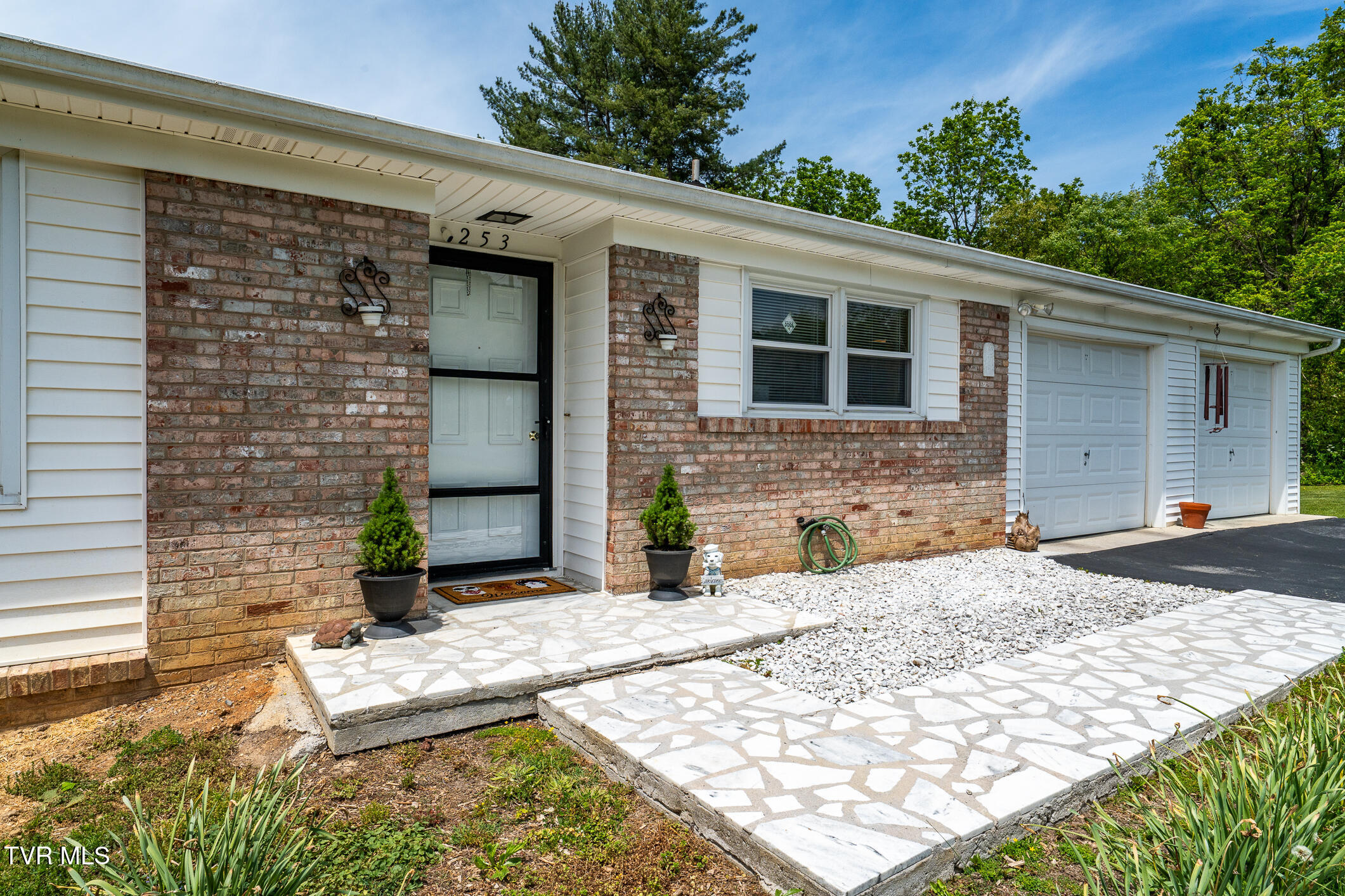 253 Fairford Lane