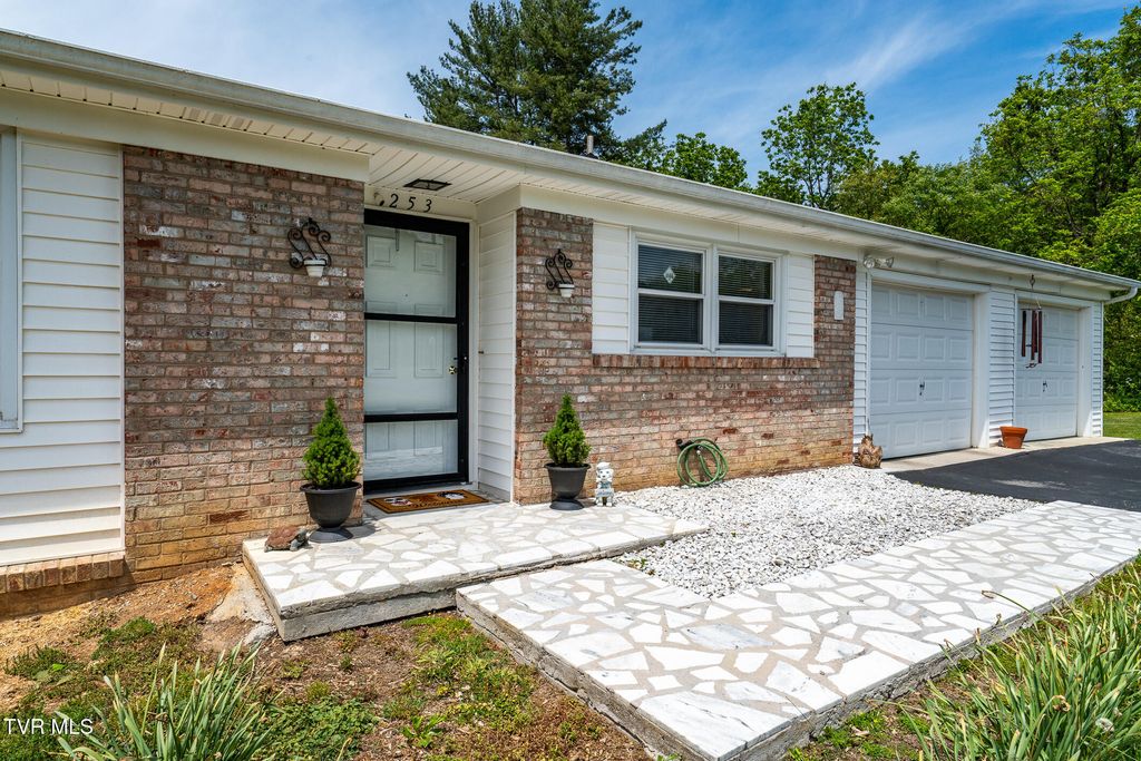 Photo of 253 Fairford Lane, Blountville, TN 37617 (MLS # 9994969)