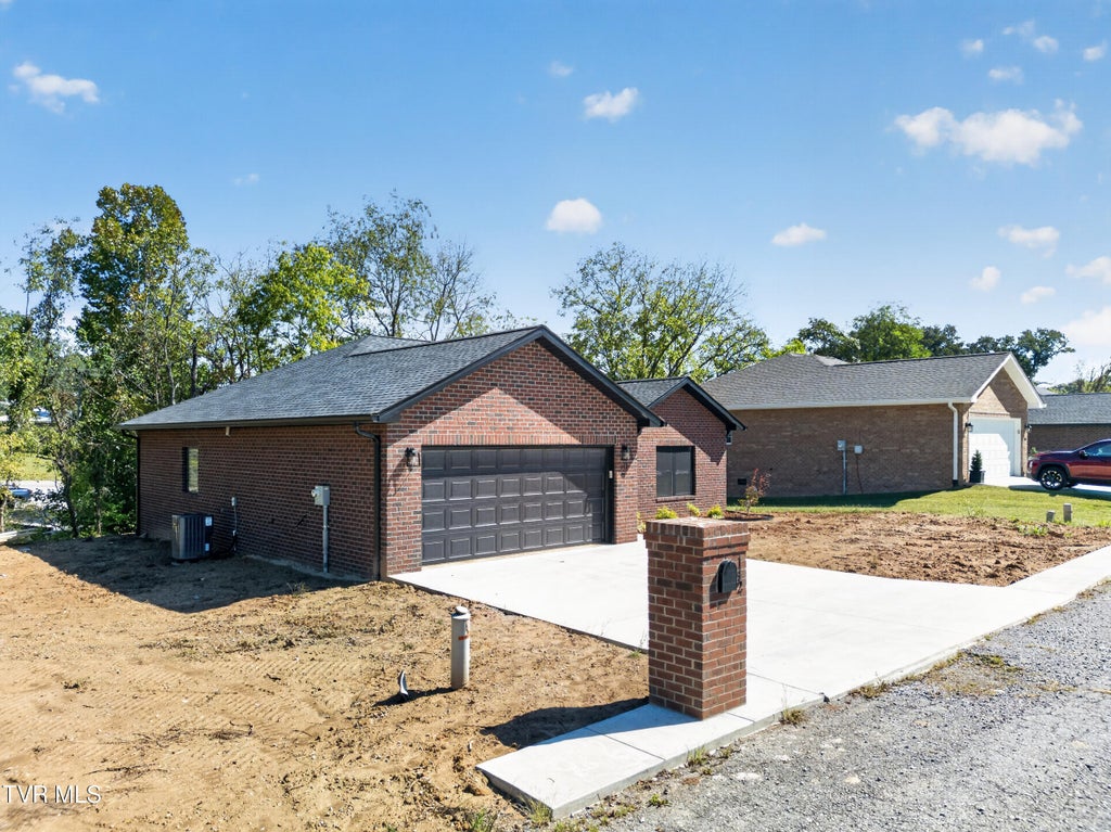Photo of 142 Patriot Crossing, Greeneville, TN 37745 (MLS # 10001447)