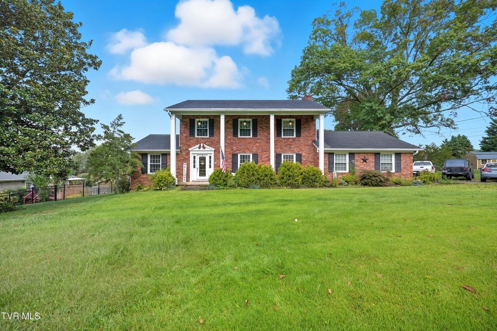 Photo of 405 Oakmont Drive, Kingsport, TN 37663 (MLS # 9986302)