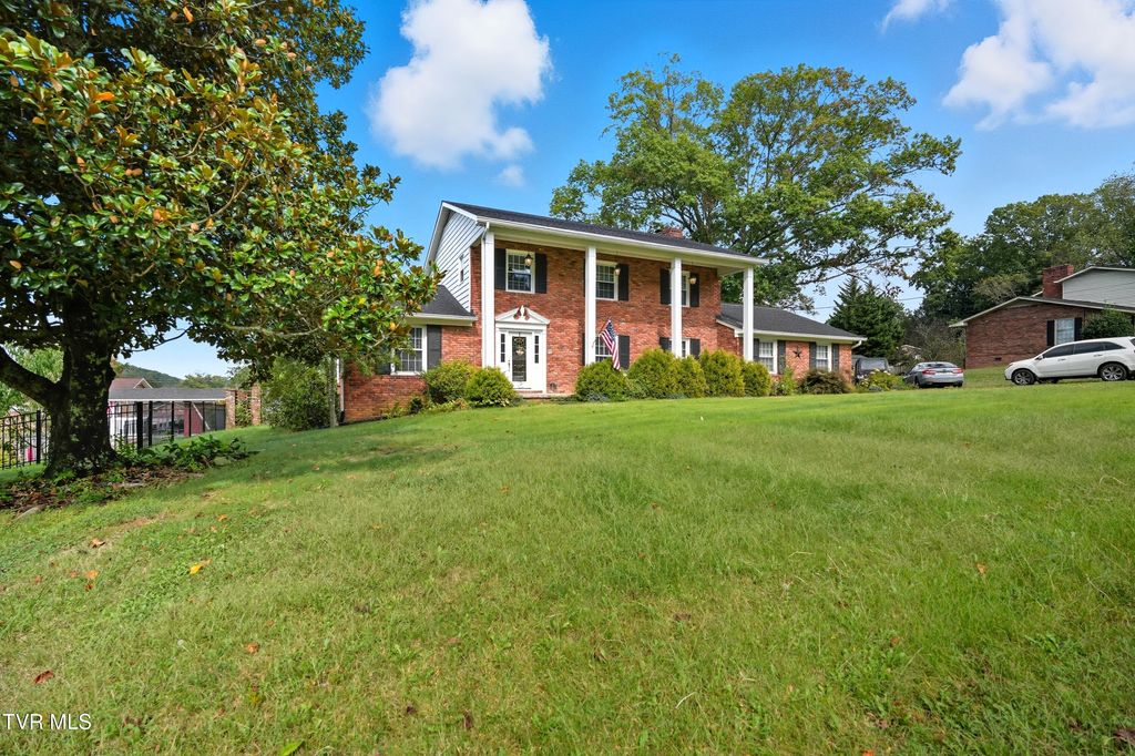 Photo of 405 Oakmont Drive, Kingsport, TN 37663 (MLS # 9986302)