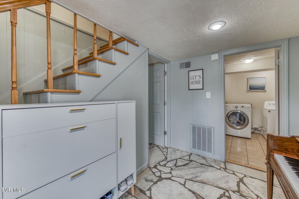 Photo of 170 Montrose Drive, Bristol, VA 24201 (MLS # 9983192)