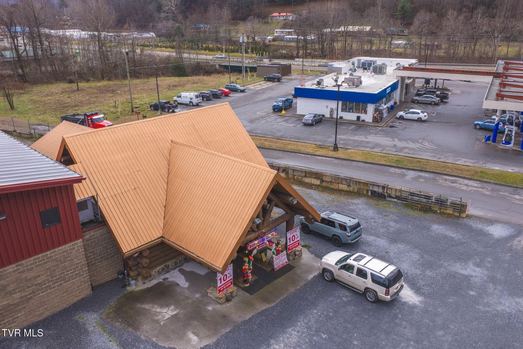 Photo of 118 First Avenue, Hampton, TN 37658 (MLS # 9990396)