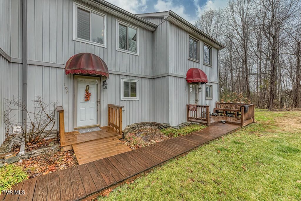 Photo of 102 Point Shore Pvt Drive Dr #102, Piney Flats, TN 37686 (MLS # 9988984)