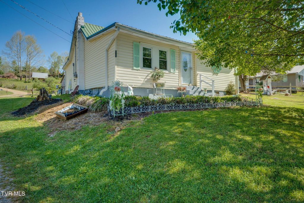 Photo of 105 Samps Hollow Road, Elizabethton, TN 37643 (MLS # 9994382)