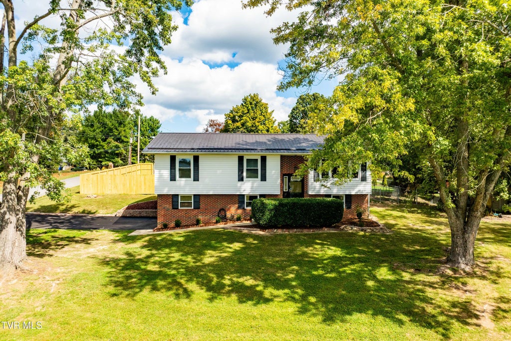 Photo of 118 Greenmeadow Lane, Jonesborough, TN 37659 (MLS # 10001909)