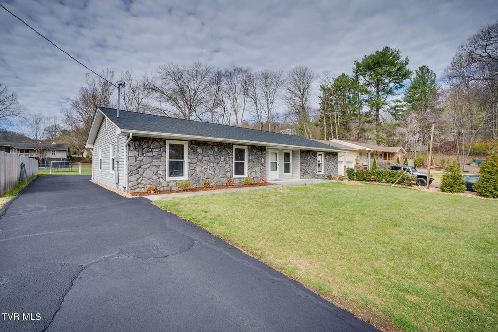 Photo of 3803 Timberlake Road, Johnson City, TN 37601 (MLS # 9976351)