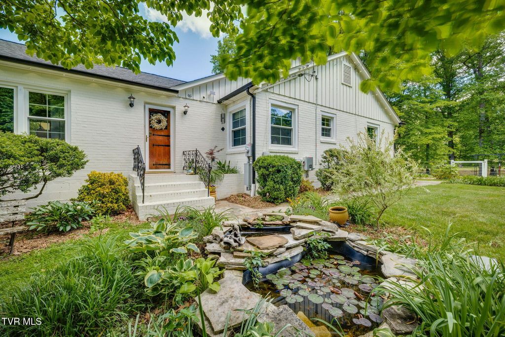 Photo of 911 Woodland Avenue, Johnson City, TN 37601 (MLS # 9996040)