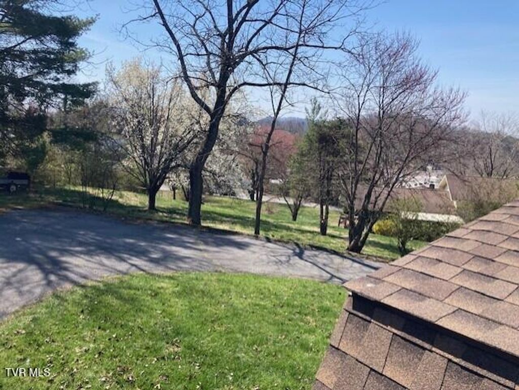 Photo of 308 Belmont Drive, Bristol, TN 37620 (MLS # 9995204)