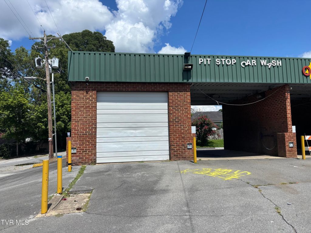 Photo of 1005 Roan Street, Johnson City, TN 37601 (MLS # 9986420)
