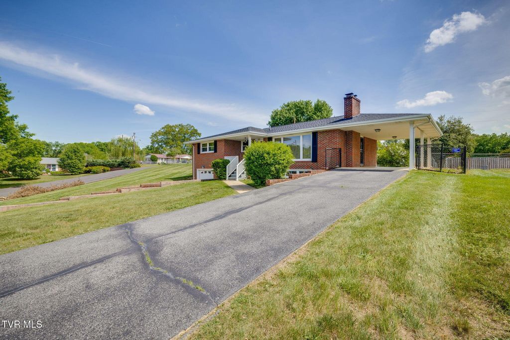 Photo of 1029 Spring Valley Drive, Kingsport, TN 37660 (MLS # 9994695)