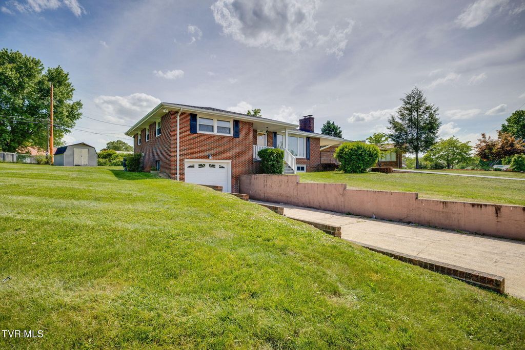 Photo of 1029 Spring Valley Drive, Kingsport, TN 37660 (MLS # 9994695)