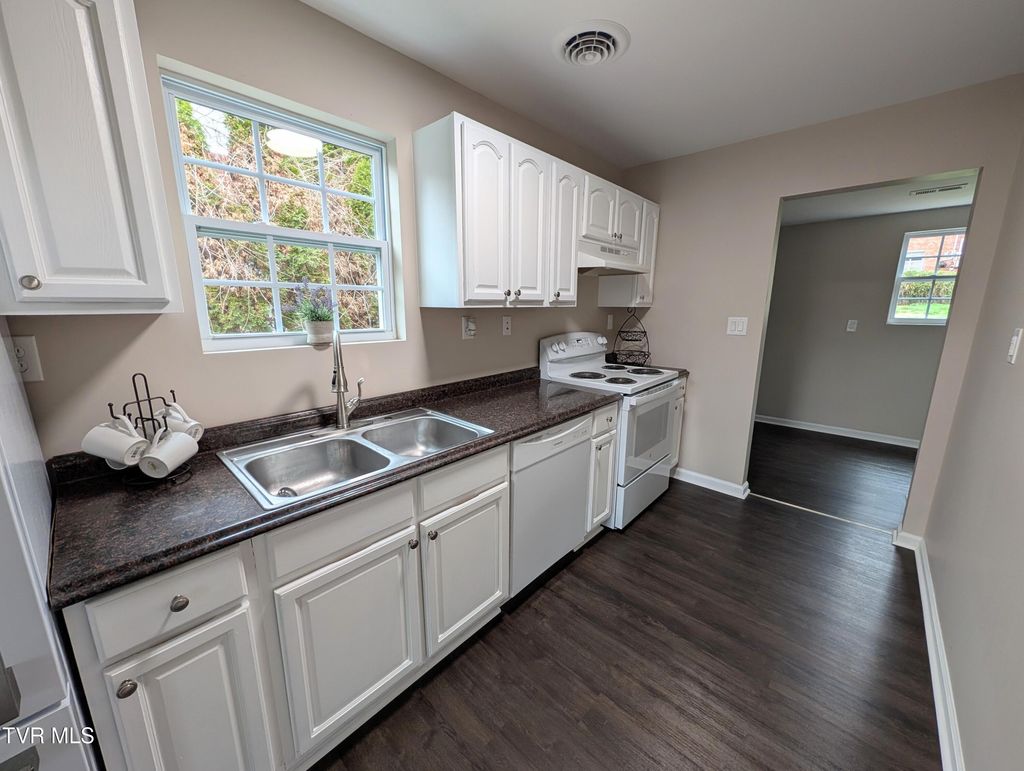 Photo of 1944 Greenway Street, Kingsport, TN 37660 (MLS # 9992221)