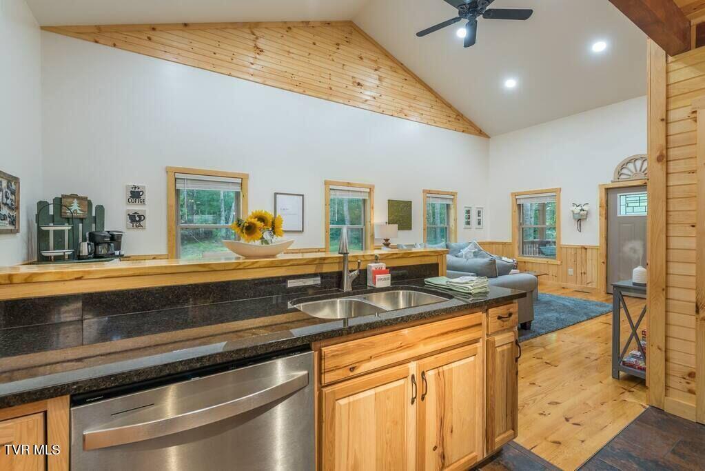 1769 Dennis Cove Road, Hampton, Tennessee image 9