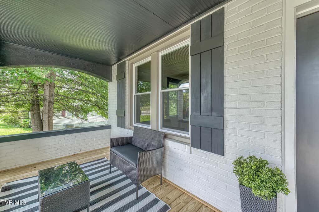 Photo of 1208 Bluff City Highway, Bristol, TN 37620 (MLS # 9998886)