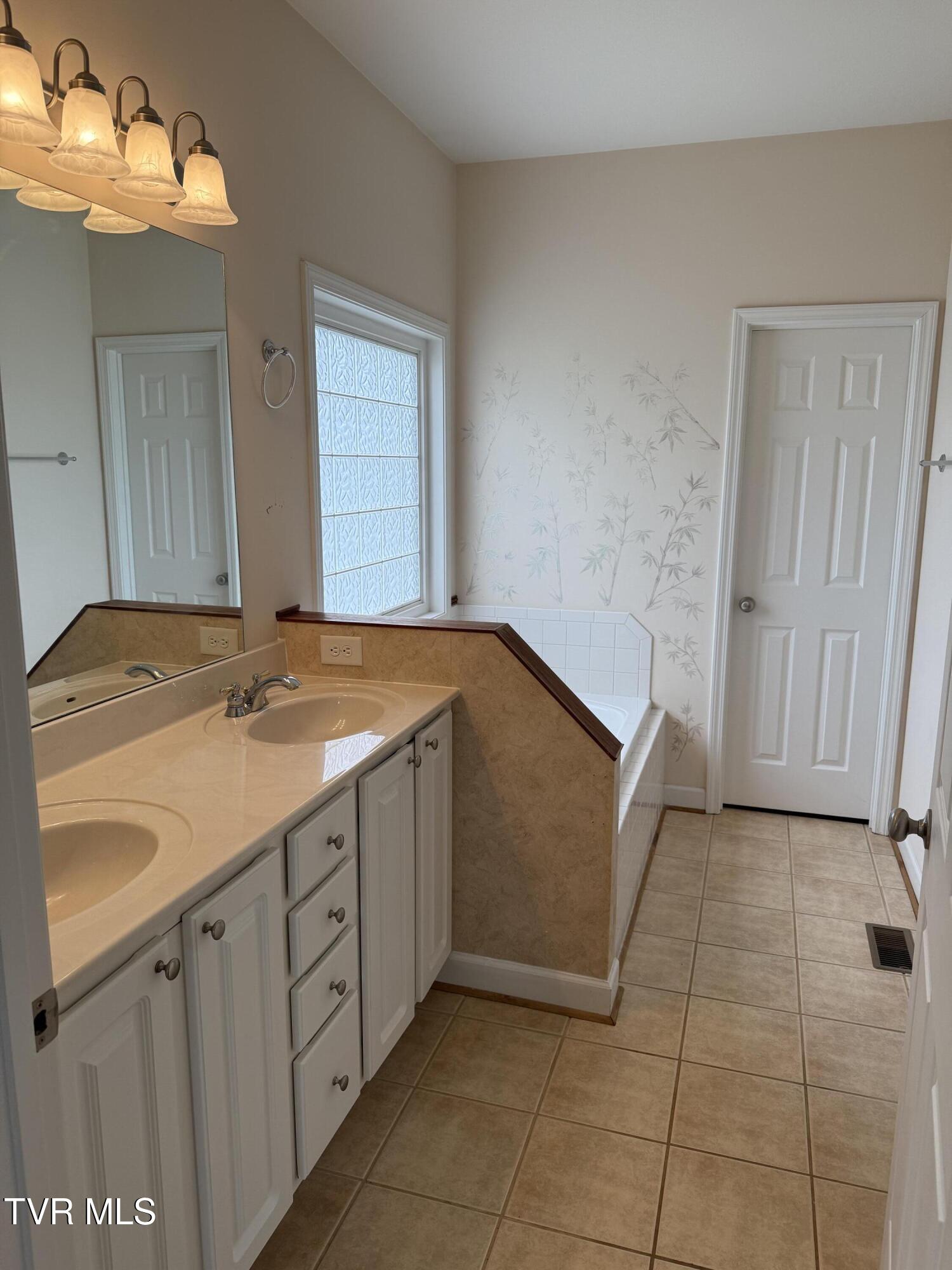 241 Sunnyfield Drive, Blountville, Tennessee image 10