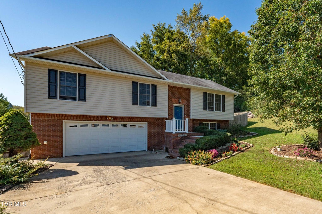 Photo of 178 Hunters Run Lane, Mount Carmel, TN 37645 (MLS # 10002146)