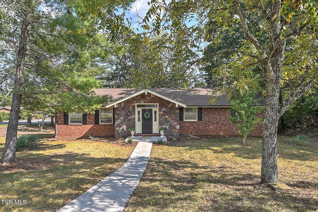 Photo of 2301 Norwich Place, Kingsport, TN 37660 (MLS # 10000566)