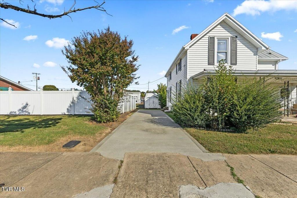 Photo of 211 C Street, Elizabethton, TN 37643 (MLS # 9988919)