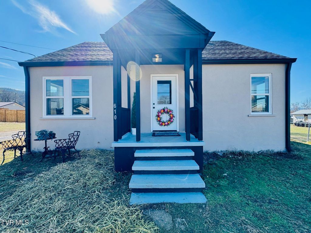 Photo of 610 Washington Street, Erwin, TN 37650 (MLS # 9991404)