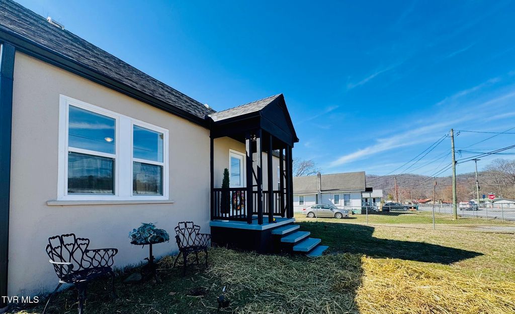 Photo of 610 Washington Street, Erwin, TN 37650 (MLS # 9991404)