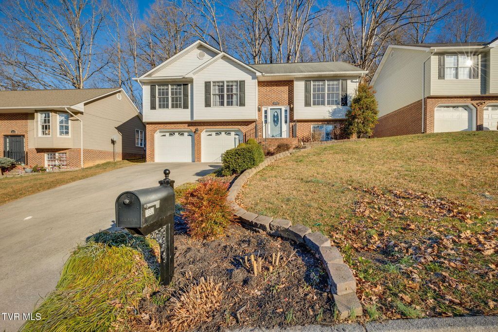 Photo of 1032 Carrington Court, Kingsport, TN 37660 (MLS # 9990156)