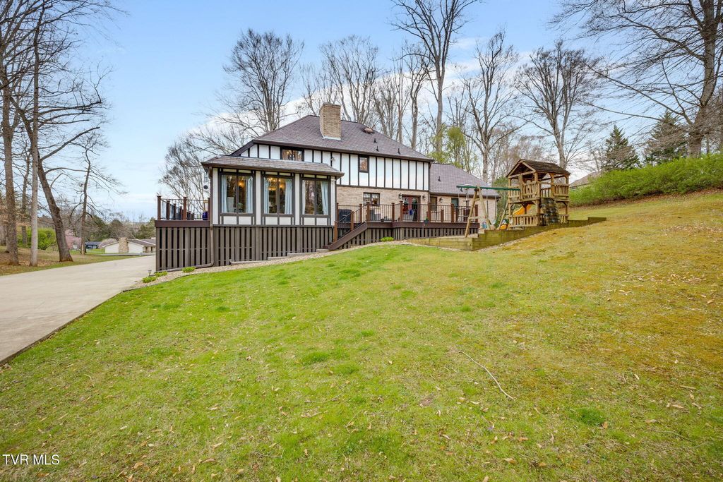 Photo of 2506 Beechwood Drive, Elizabethton, TN 37643 (MLS # 9993118)