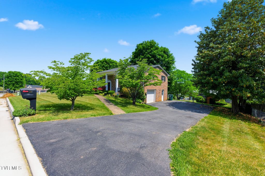 Photo of 211 Independence Drive, Bristol, VA 24201 (MLS # 9995783)