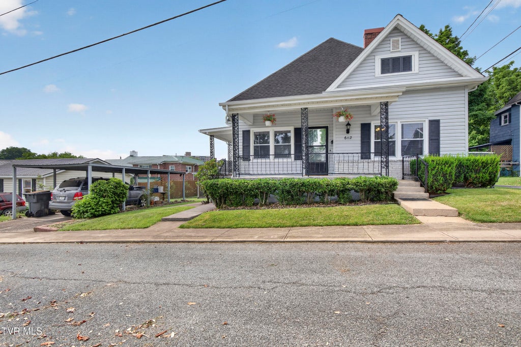 Photo of 612 Cherry Street, Bristol, TN 37620 (MLS # 9998929)