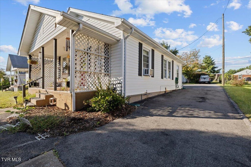 Photo of 1117 Myrtle Street, Kingsport, TN 37660 (MLS # 10000743)