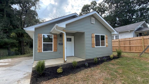Photo of 909 Pine Grove Avenue, Johnson City, TN 37601 (MLS # 10000755)