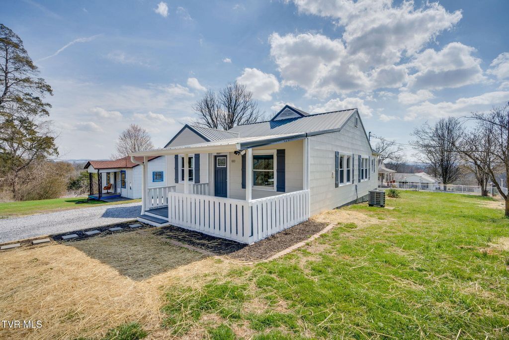 Photo of 1223 Wayne Street, Kingsport, TN 37660 (MLS # 9991993)