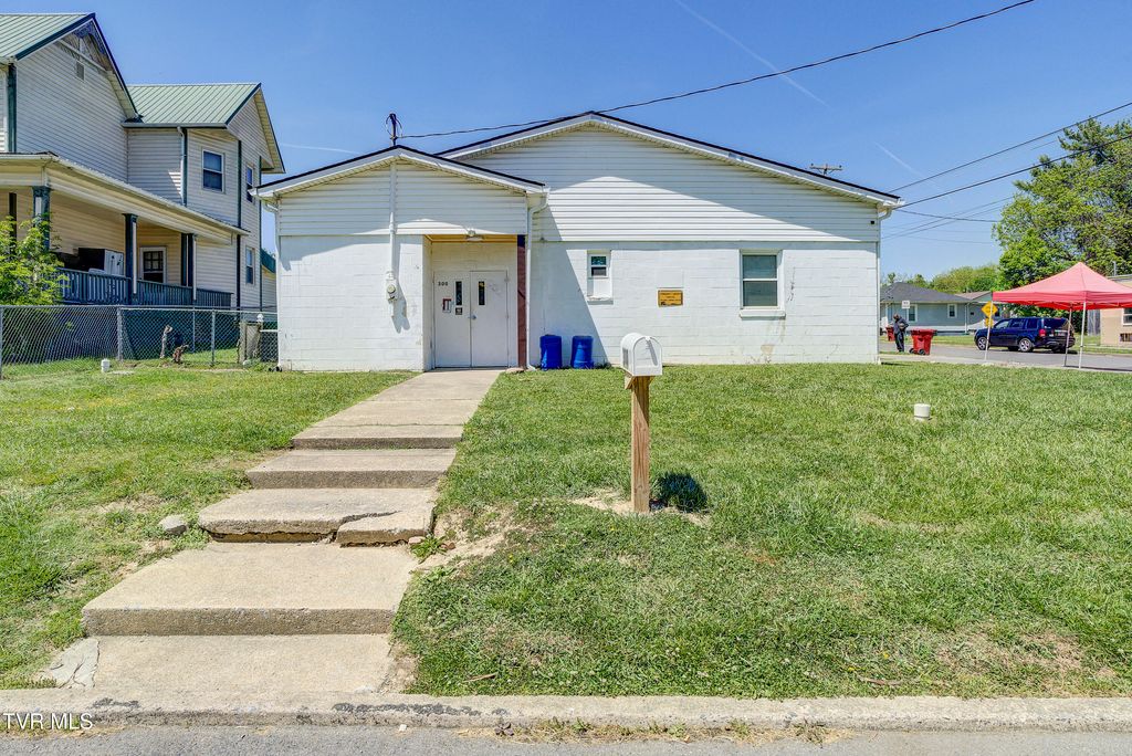 Photo of 300 Chilhowie Avenue, Johnson City, TN 37604 (MLS # 9994389)