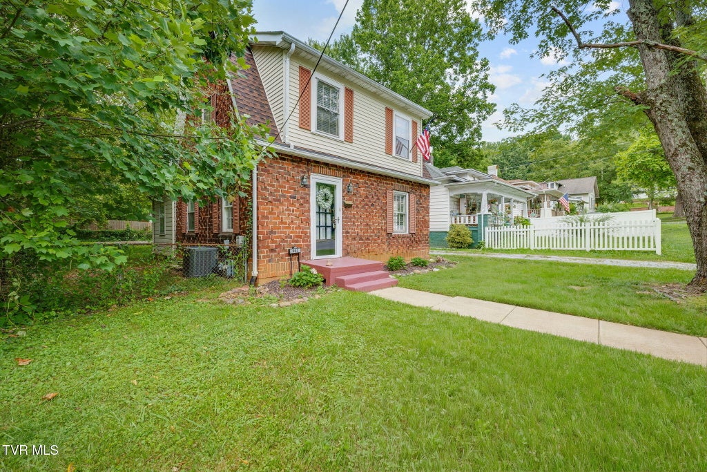 Photo of 203 Boyd Street, Johnson City, TN 37604 (MLS # 9997844)