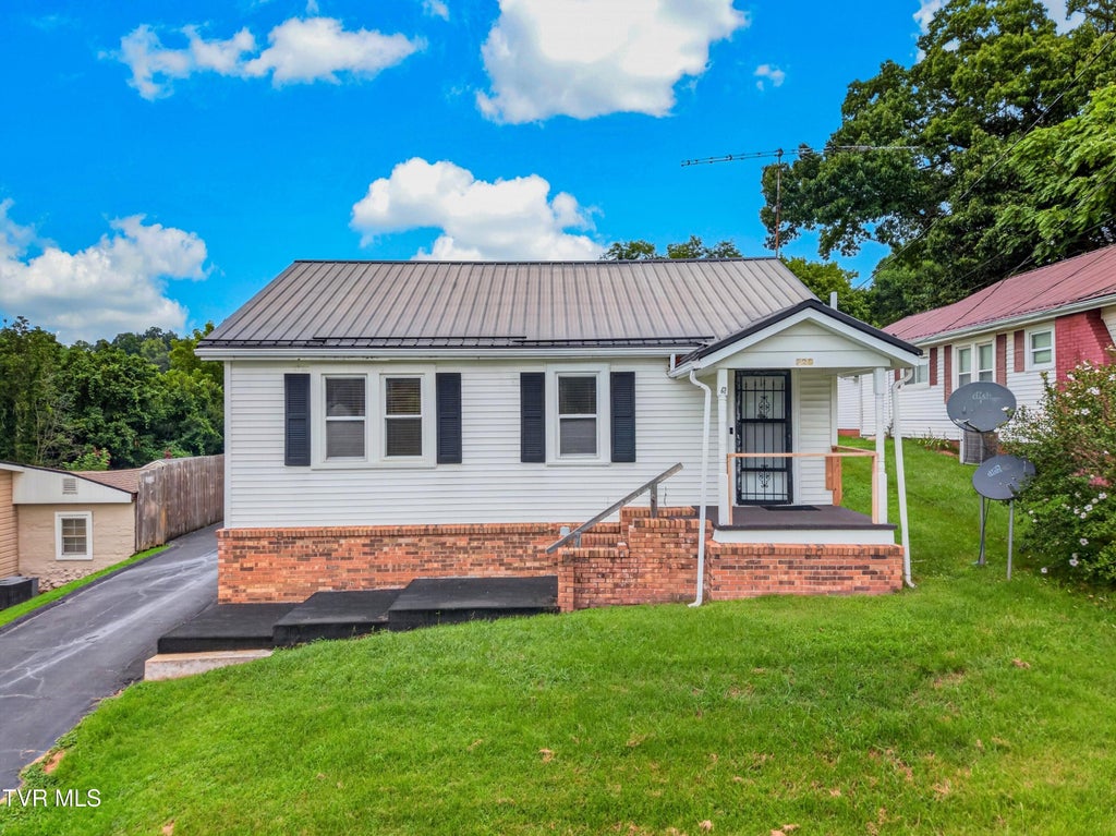 Photo of 229 Aesque Street, Kingsport, TN 37665 (MLS # 9998758)