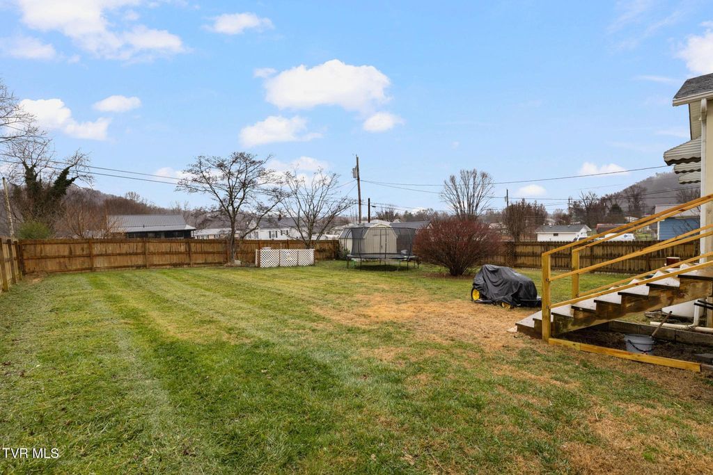 Photo of 1025 Dejarnette Street, Elizabethton, TN 37643 (MLS # 9989056)
