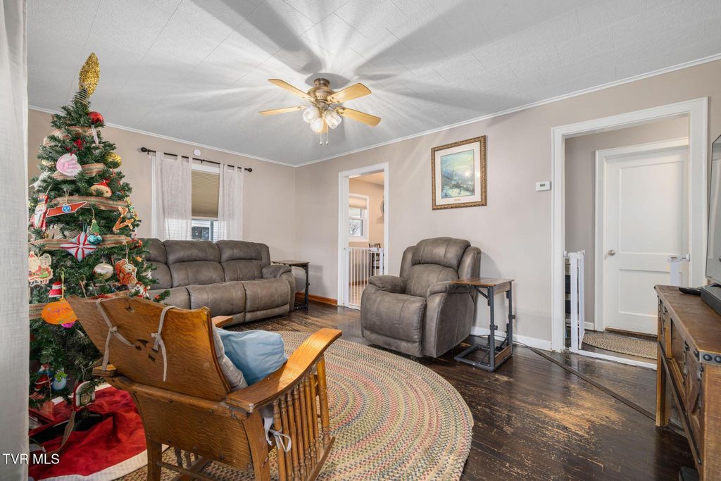 Photo of 1025 Dejarnette Street, Elizabethton, TN 37643 (MLS # 9989056)