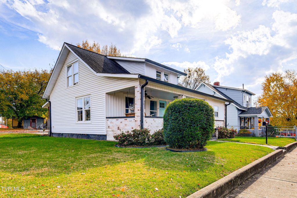 Photo of 909 Poplar Street, Kingsport, TN 37660 (MLS # 9989461)