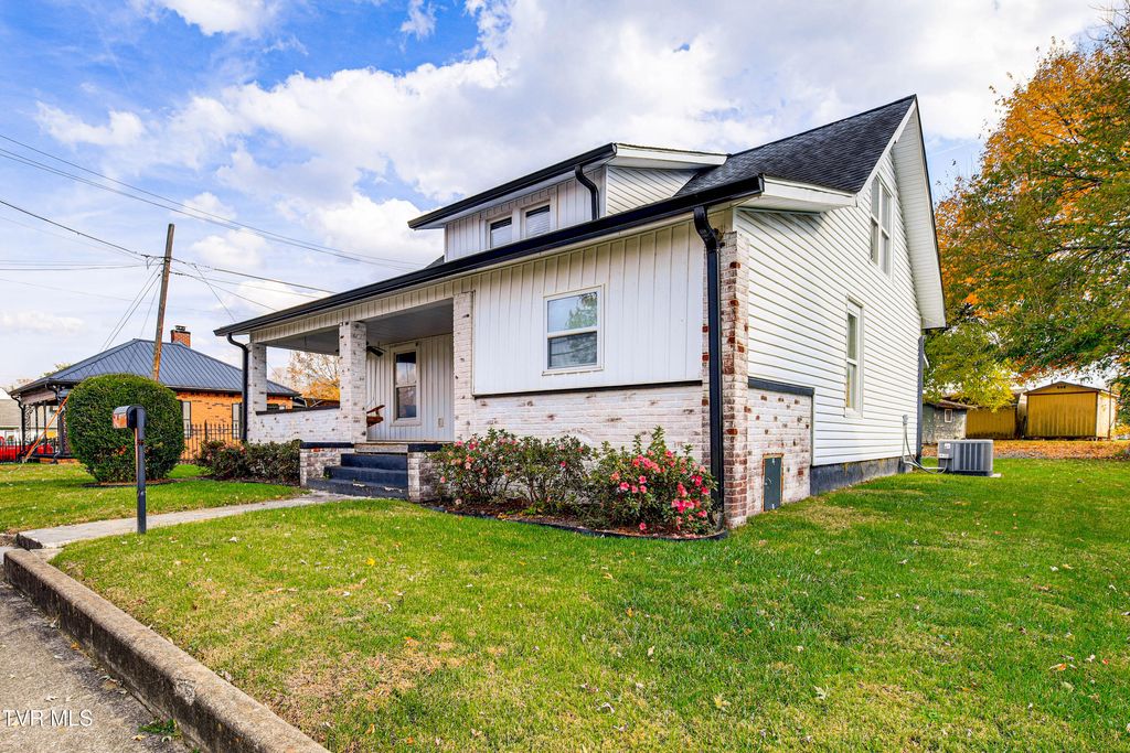 Photo of 909 Poplar Street, Kingsport, TN 37660 (MLS # 9989461)