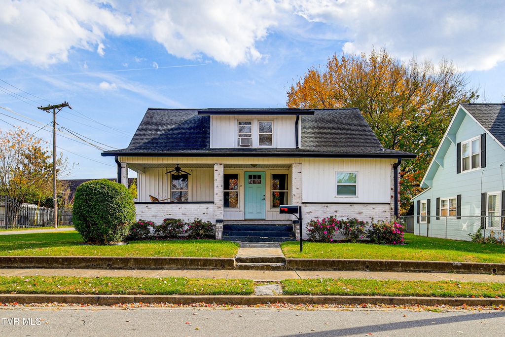 Photo of 909 Poplar Street, Kingsport, TN 37660 (MLS # 9989461)