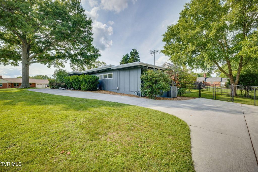 Photo of 437 High Ridge Road, Kingsport, TN 37660 (MLS # 9997542)