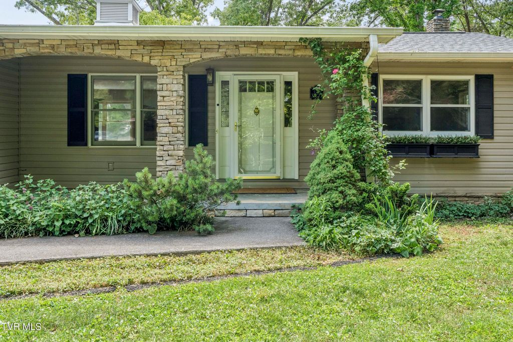 Photo of 236 Lakeshore Circle, Rogersville, TN 37857 (MLS # 9995747)