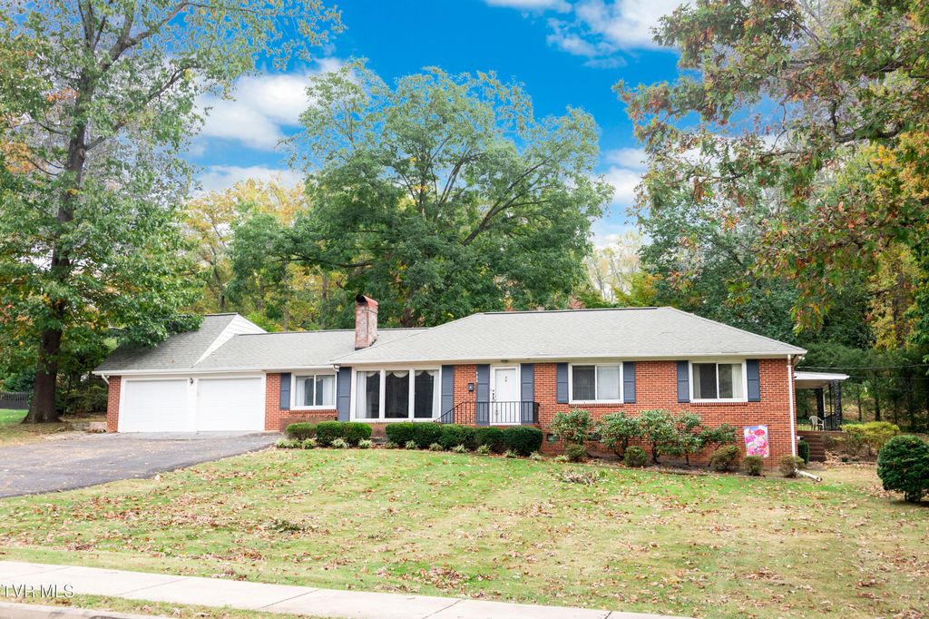 Photo of 904 Forest Avenue, Johnson City, TN 37601 (MLS # 9987712)